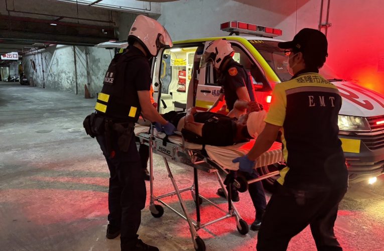 基隆男子於樓梯間跌倒 警消協力助就醫