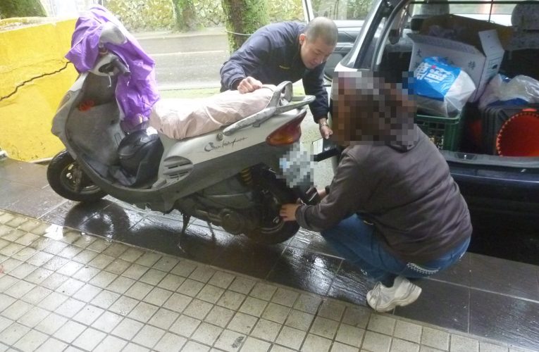 66歲婦人機車拋錨停路中  熱心警幫打氣助返家