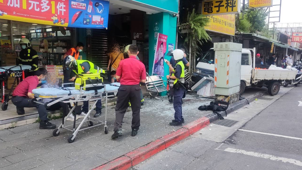 小貨車交通事故送醫畫面。圖/萬華分局提供