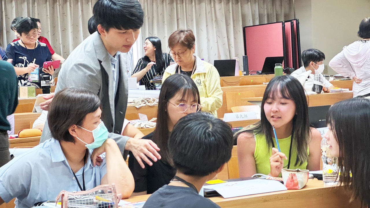 高齡福祉科技應用實務暑期戰鬥營小組討論。圖／高雄醫學大學提供