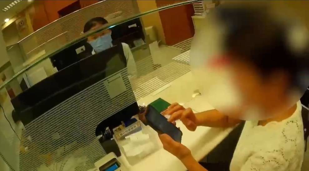 婦人2次到銀行臨櫃要投資188萬元。（記者唐純瑤翻攝）